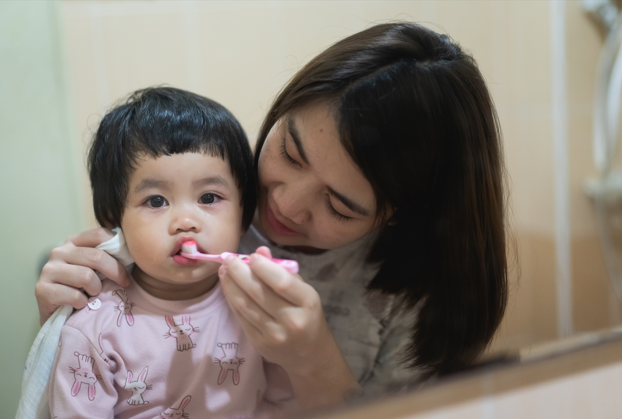 menyusui bikin gigi anak rusak, ASI dan gigi berlubang, mitos menyusui, kesehatan gigi bayi, early childhood caries, menjaga gigi anak menyusui, Bunda, si Kecil